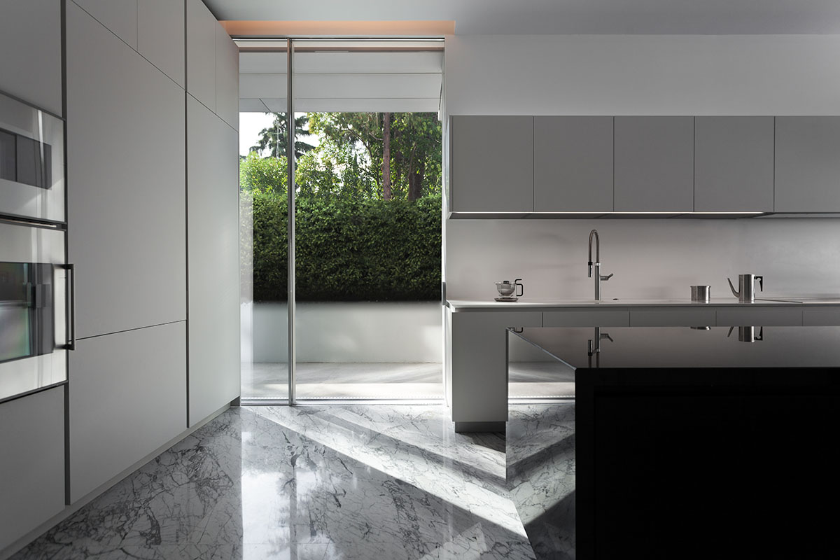 Aluminium House&rsquo;s dramatic cantilever produces one-storey effect designed by Fran Silvestre