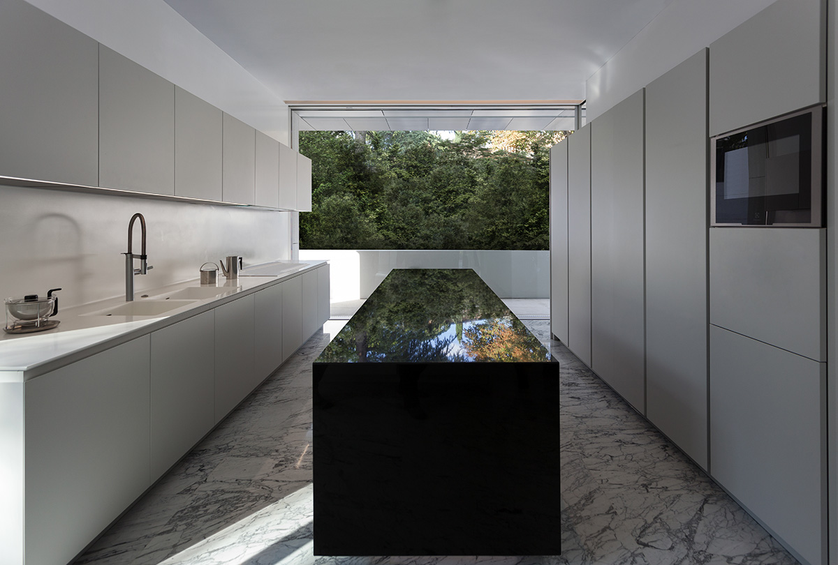 Aluminium House&rsquo;s dramatic cantilever produces one-storey effect designed by Fran Silvestre