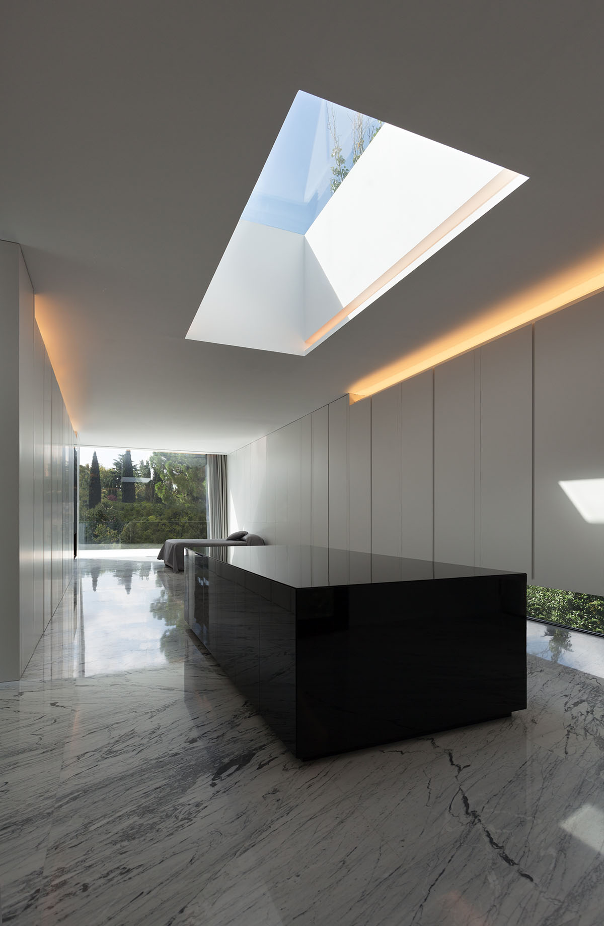 Aluminium House&rsquo;s dramatic cantilever produces one-storey effect designed by Fran Silvestre