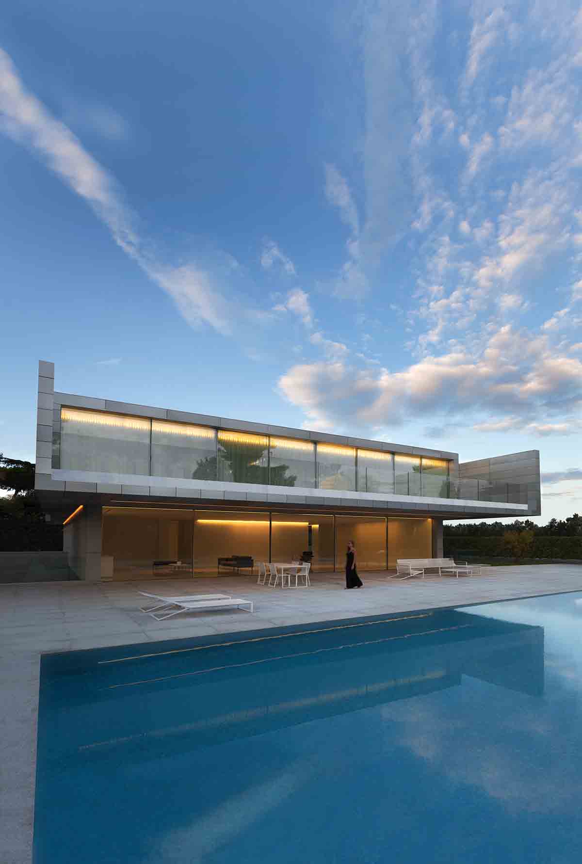 Aluminium House&rsquo;s dramatic cantilever produces one-storey effect designed by Fran Silvestre