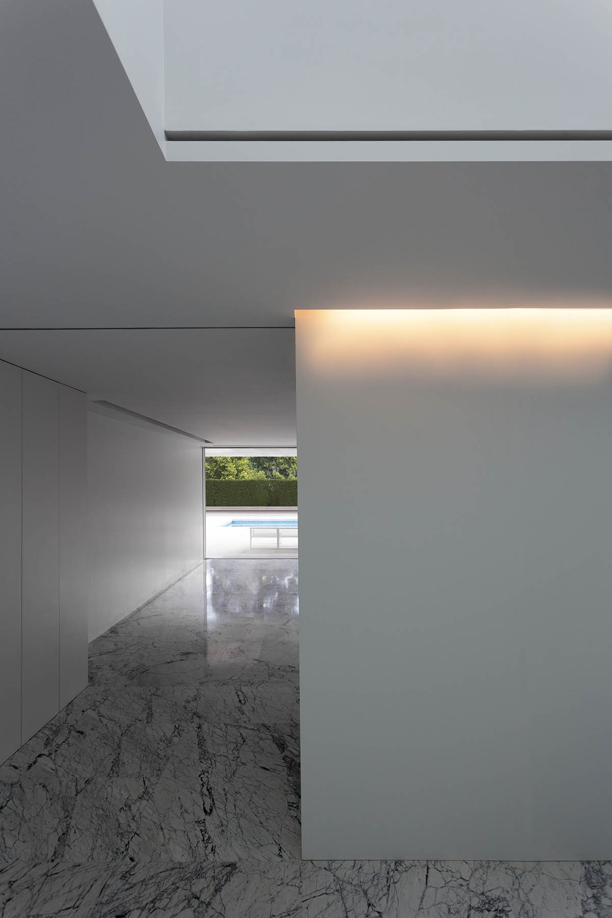 Aluminium House&rsquo;s dramatic cantilever produces one-storey effect designed by Fran Silvestre