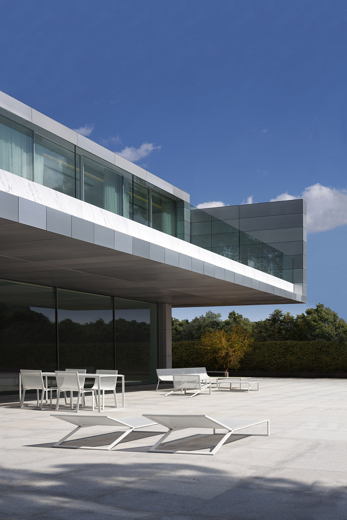 Aluminium House&rsquo;s dramatic cantilever produces one-storey effect designed by Fran Silvestre