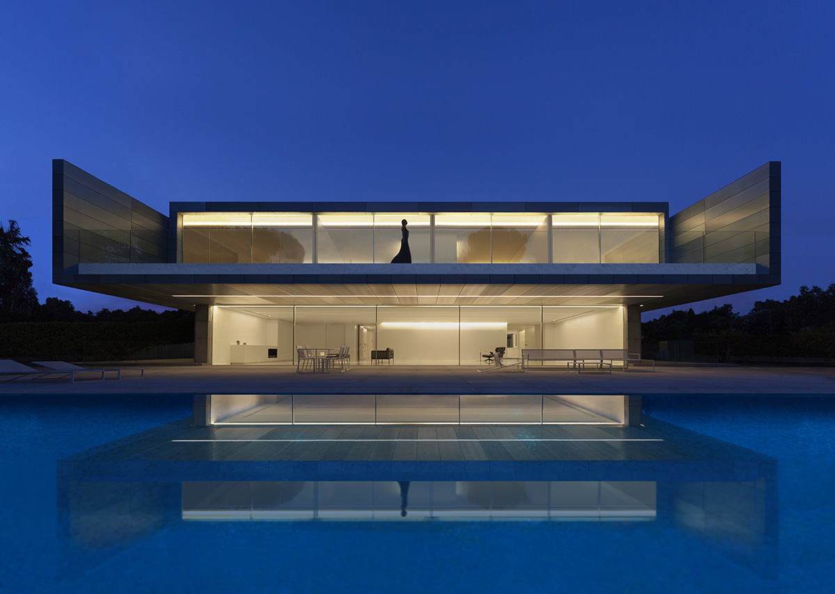 Aluminium House&rsquo;s dramatic cantilever produces one-storey effect designed by Fran Silvestre