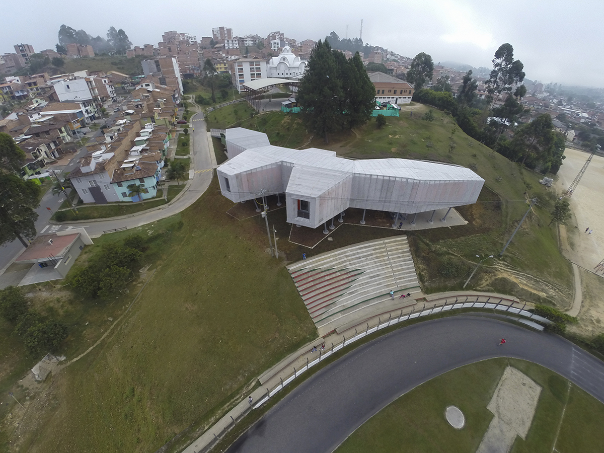 El Equipo Mazzanti designed an open geometric structure that can be expanded by Marinilla people
