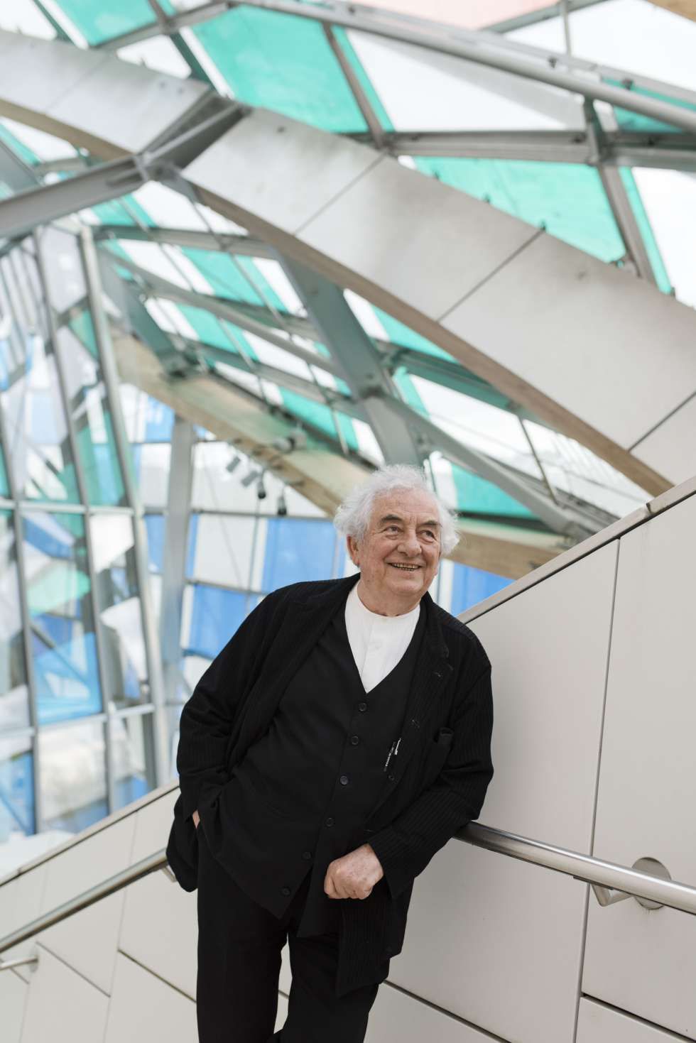 Daniel Buren colours sails of Gehry's Fondation Louis Vuitton