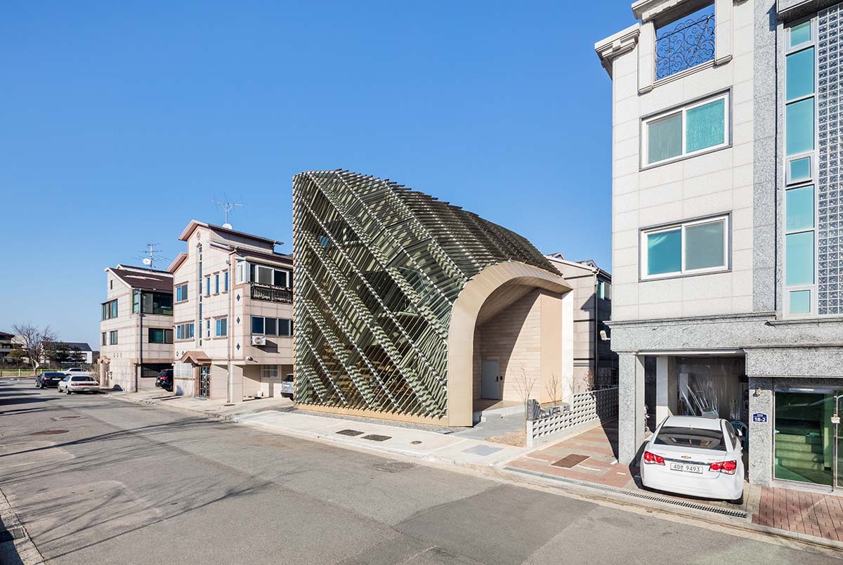 AND wraps a cafe/residence in South Korea with diagonal metal louvers