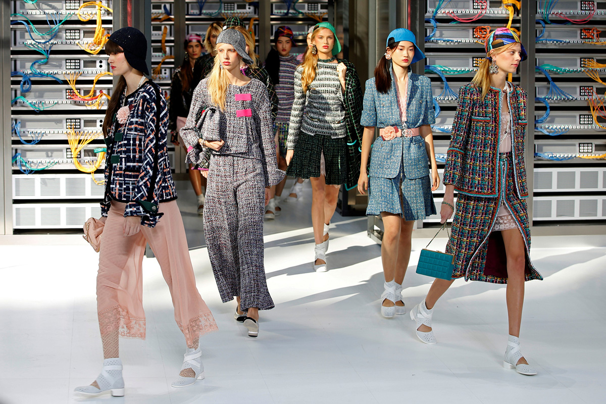 Karl Lagerfeld’s Robo-Chics walk on the runway for Chanel Spring-Summer ...
