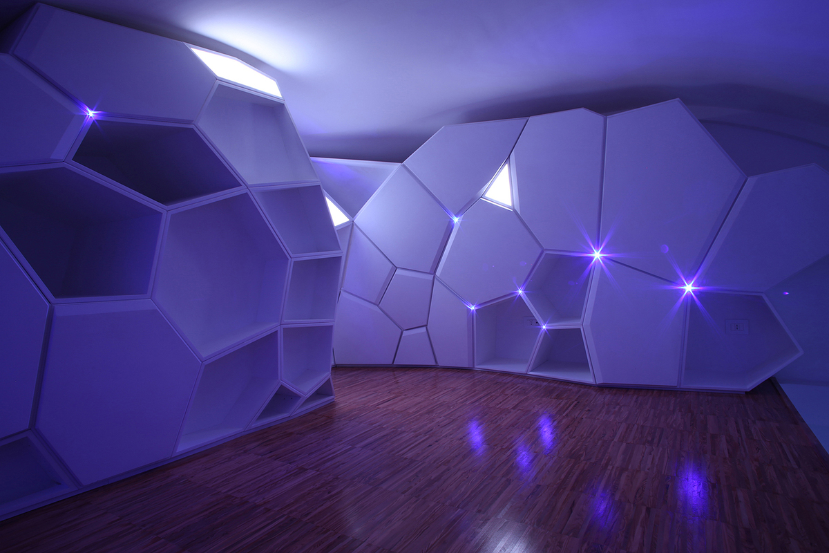 GG-loop’s ’The Infection’ covers the whole walls of the apartment as a multi-sensorial intervention