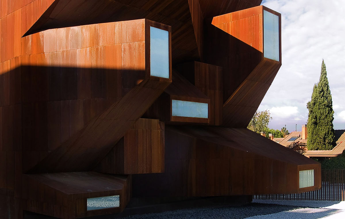 Vicens + Ramos clads the whole facade of Parish Church with ’corten-steel’ in Madrid