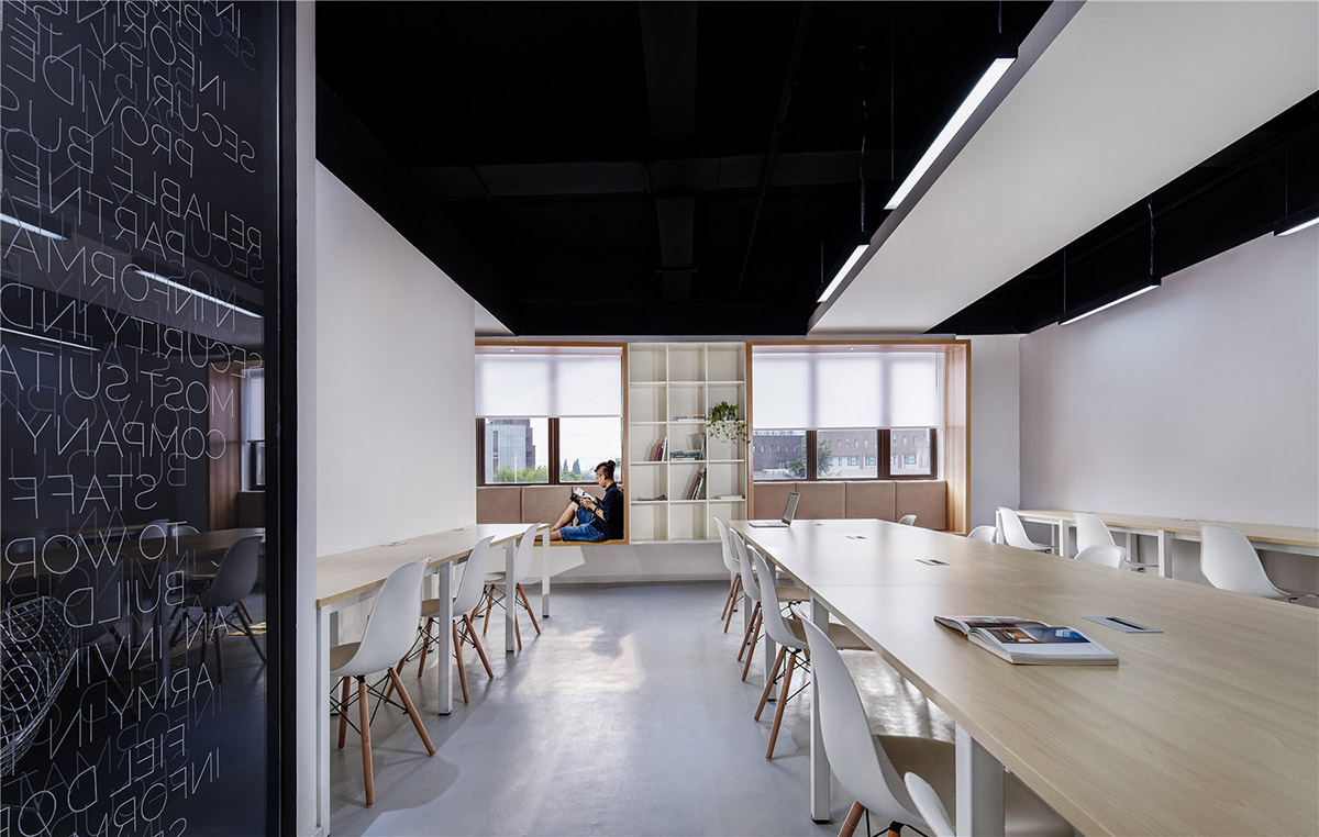 Muxin Design completed Intoo Office in China creating monochromatic style for the IT company