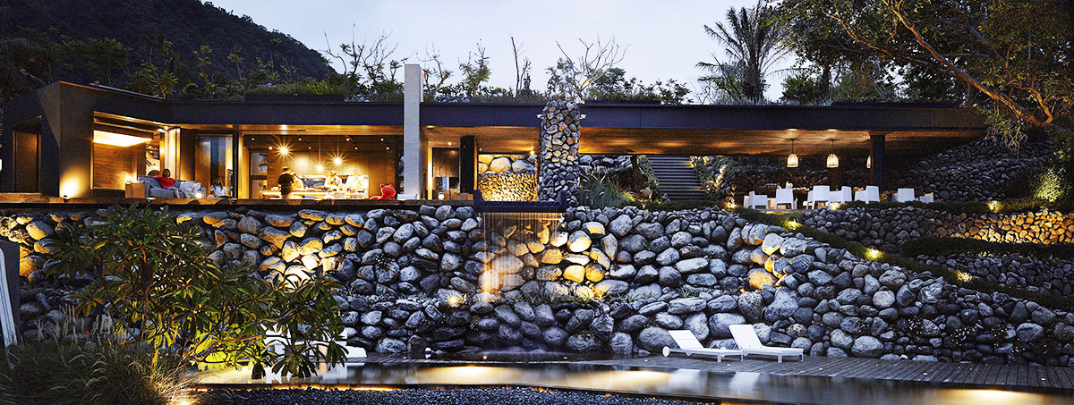 A rocky house in Eastern Taiwan uses traditional native architectural technique of A’tolan