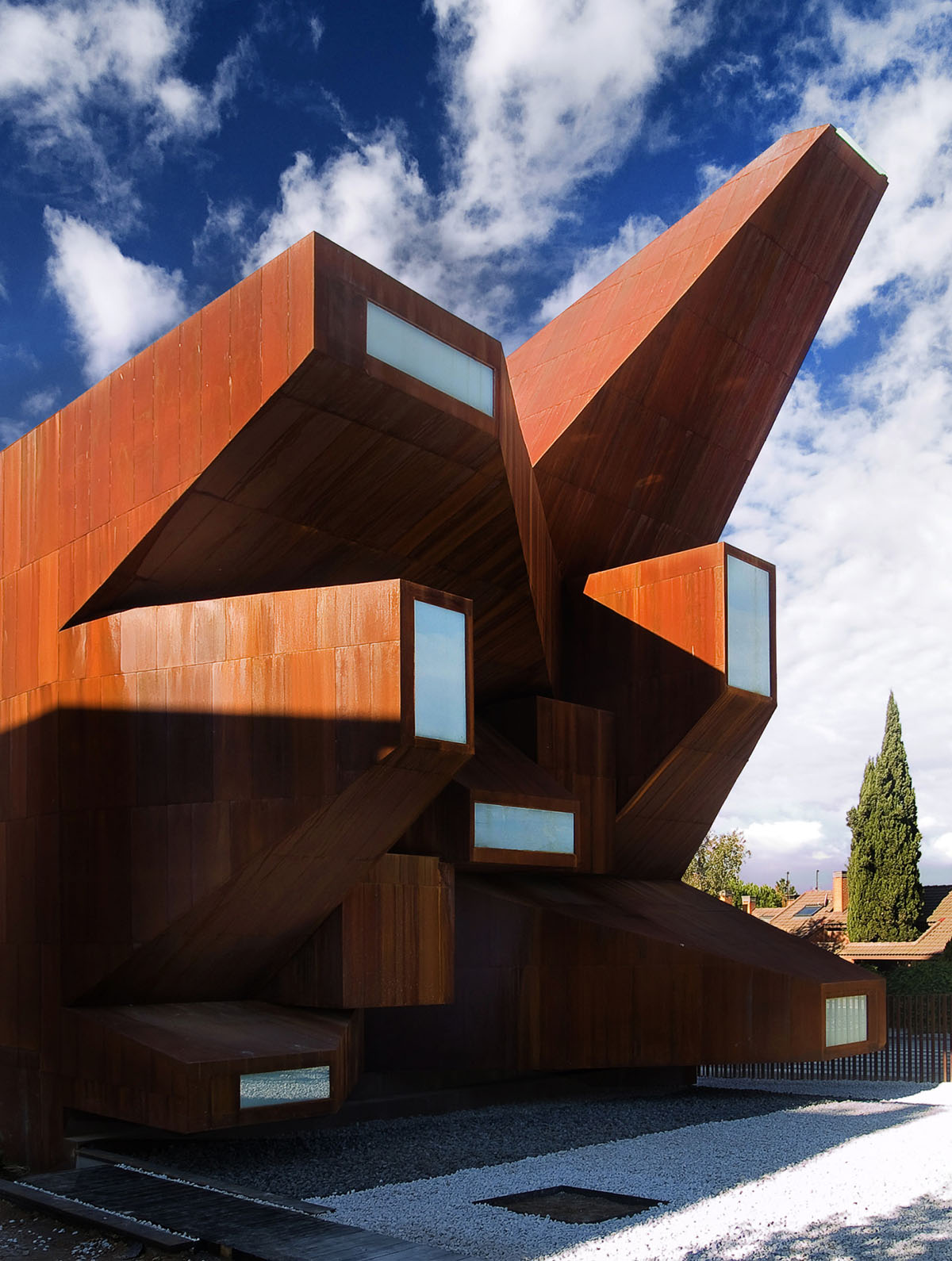 Vicens + Ramos clads the whole facade of Parish Church with ’corten-steel’ in Madrid