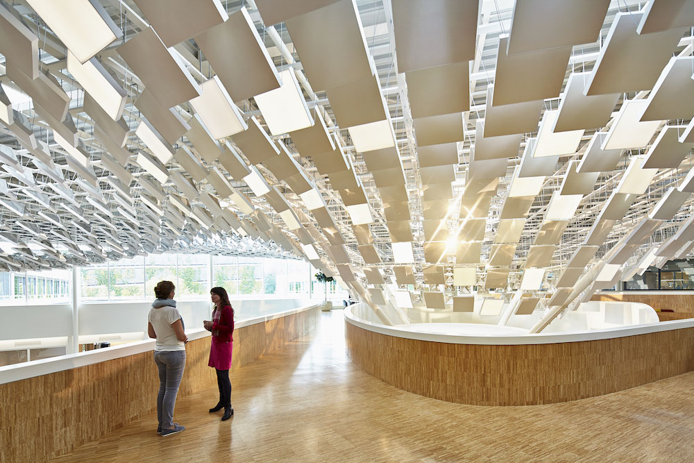 moderat Såvel Amazon Jungle LAVA sets a parametric tree in the Philips Lighting Headquarters by adding  intelligent lights