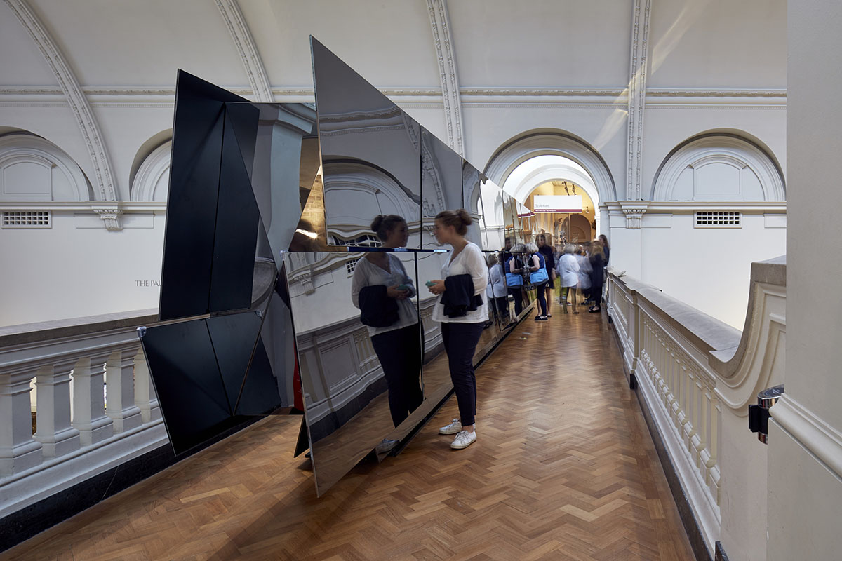 Tabanlıoğlu Architects anatomizes Madonna in a Fur Coat novel with a 13-metre-long mirrored black box