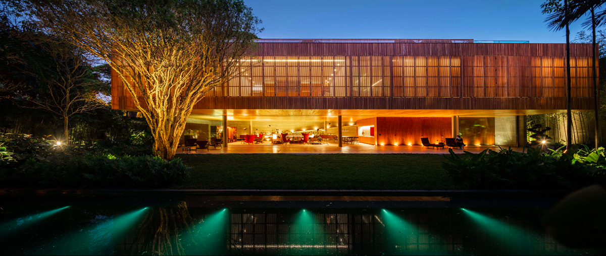 A 25,50 metre-long ramp creates smooth transition between rooms in the Studio MK27’s Ramp House