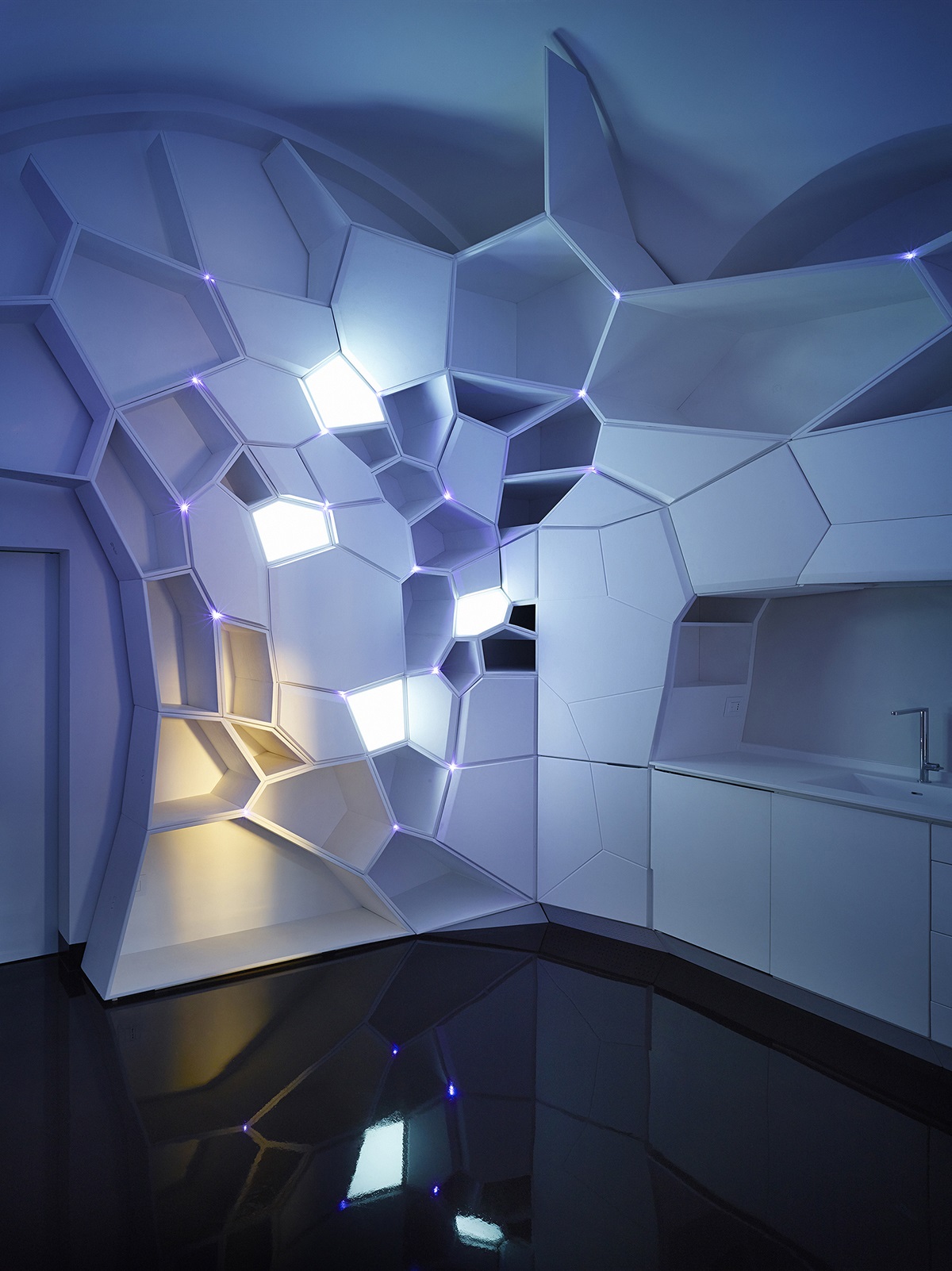GG-loop’s ’The Infection’ covers the whole walls of the apartment as a multi-sensorial intervention