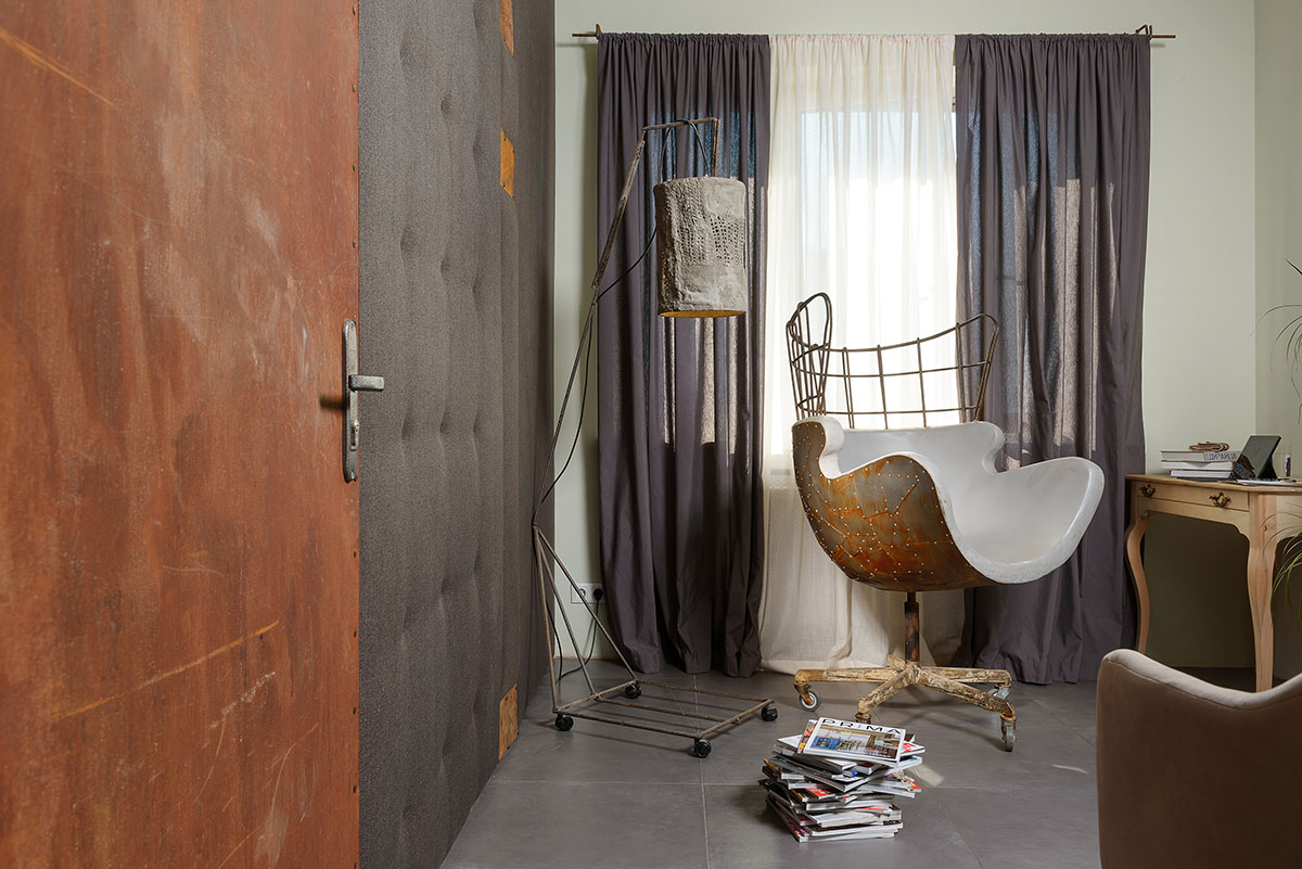 This contemporary house bears the traces of Persian culture in the interior by Keivani Architects