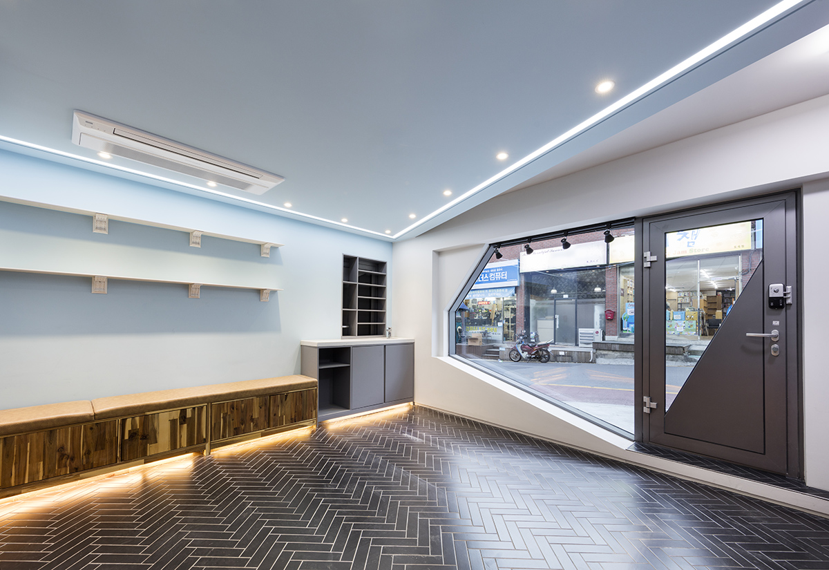 Moon Hoon completes Dogok Maximum mixed-use narrow house in Seoul with randomly drawn windows