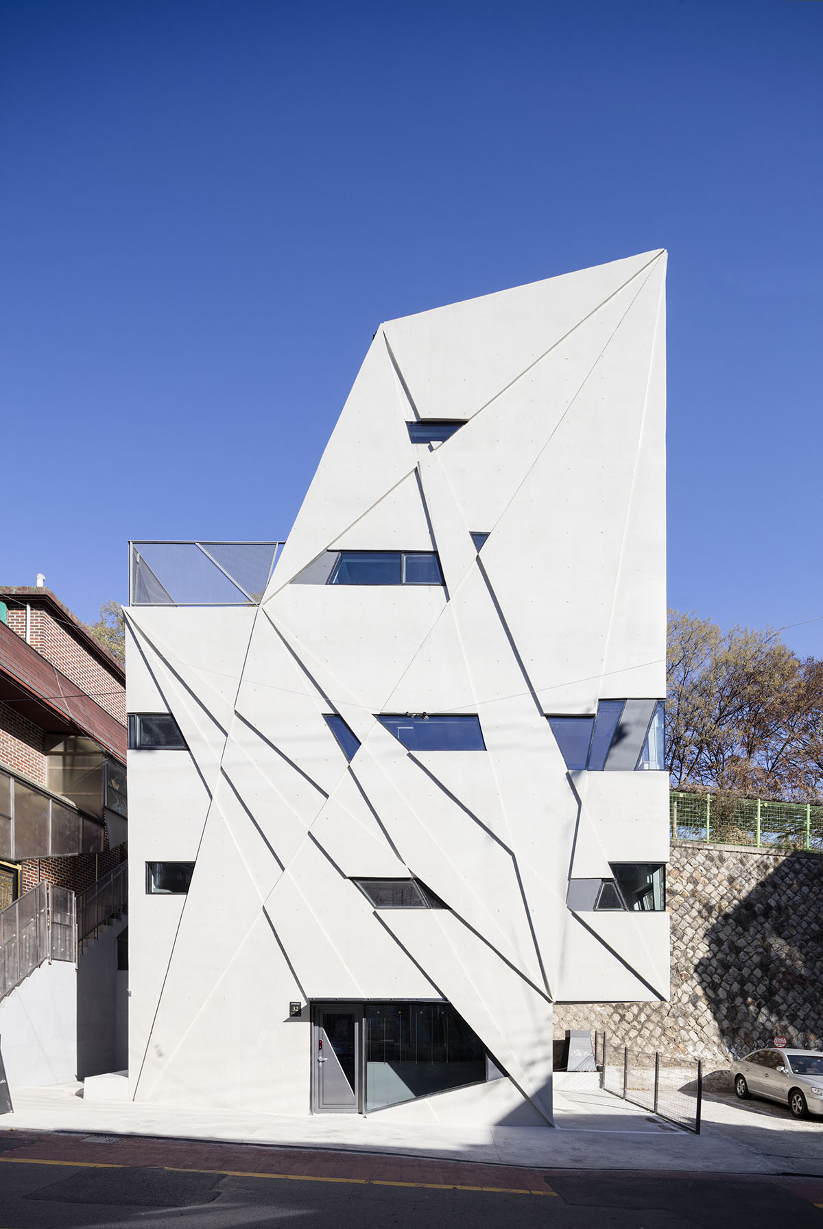 Moon Hoon completes Dogok Maximum mixed-use narrow house in Seoul with randomly drawn windows