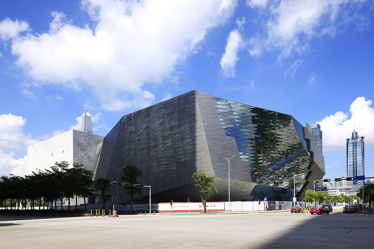 A silvery shining monolithic museum-MOCAPE by Coop Himmelb(l)au opened in Shenzhen