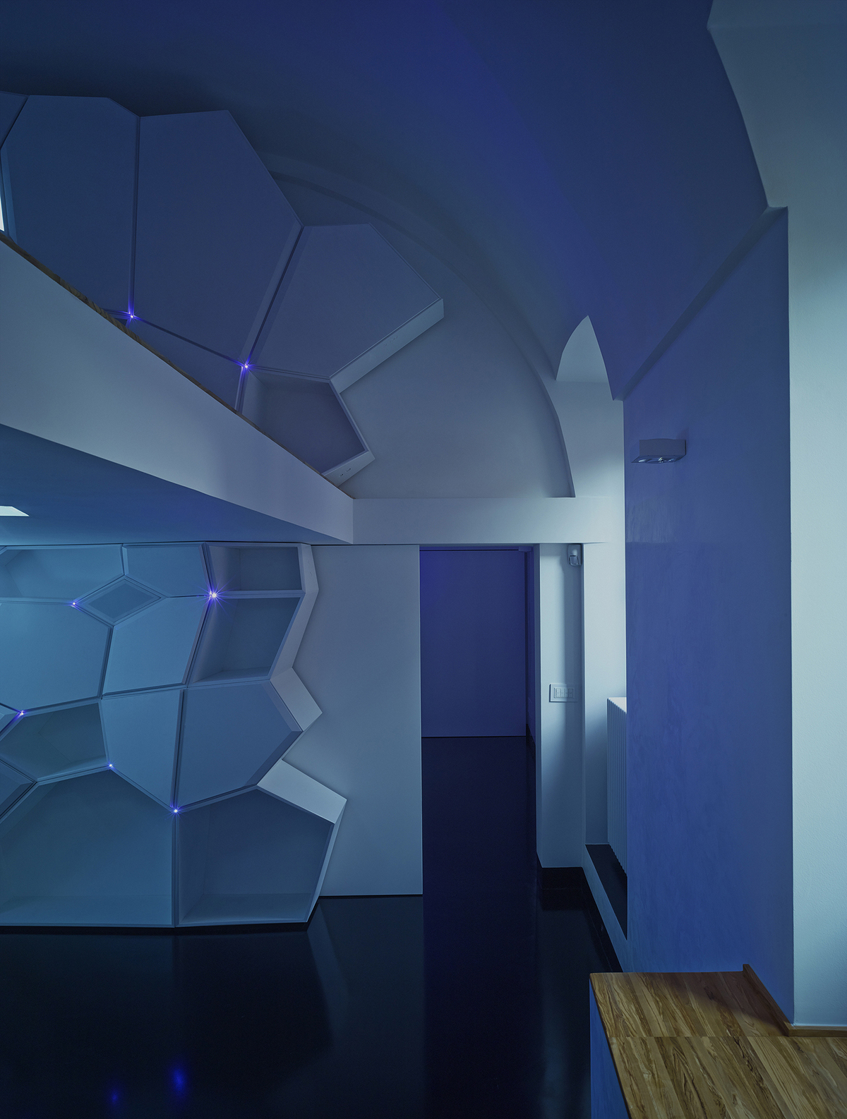 GG-loop’s ’The Infection’ covers the whole walls of the apartment as a multi-sensorial intervention