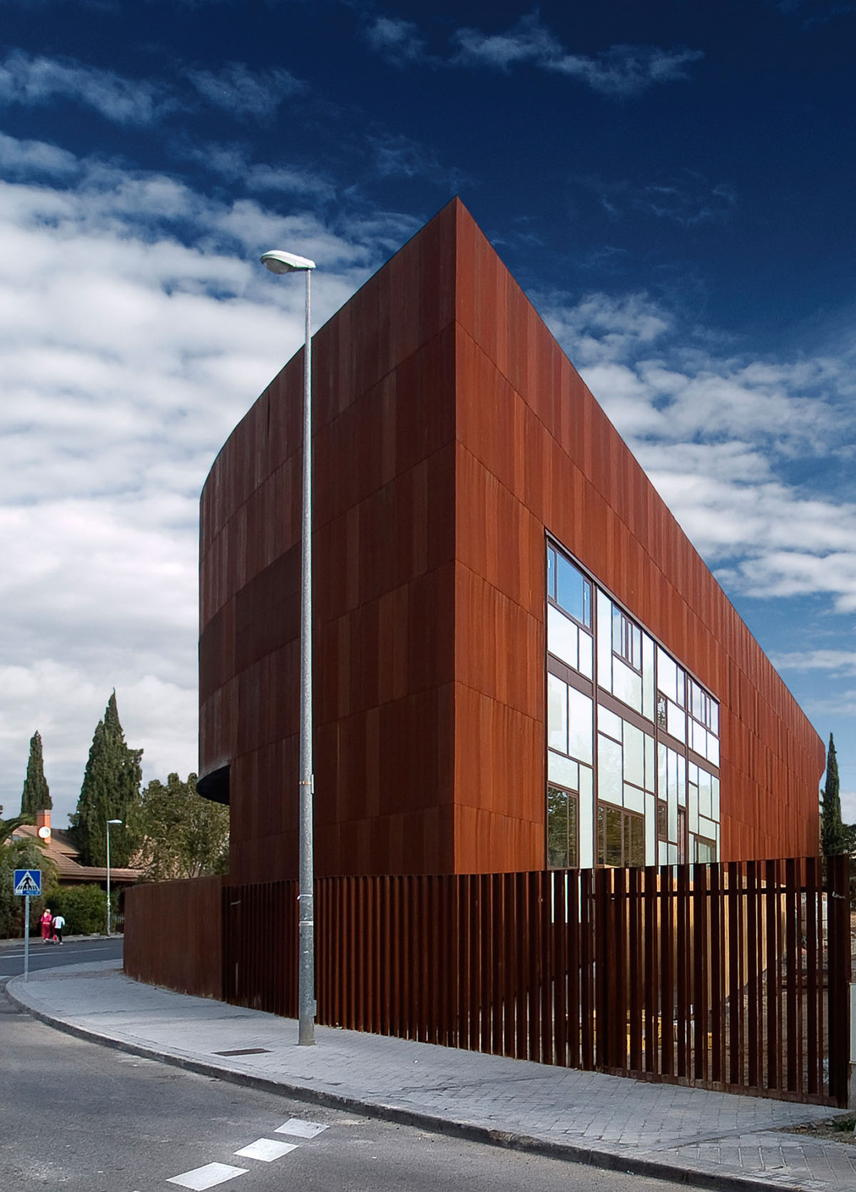 Vicens + Ramos clads the whole facade of Parish Church with ’corten-steel’ in Madrid