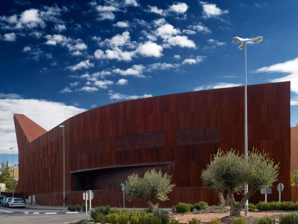 Vicens + Ramos clads the whole facade of Parish Church with ’corten-steel’ in Madrid