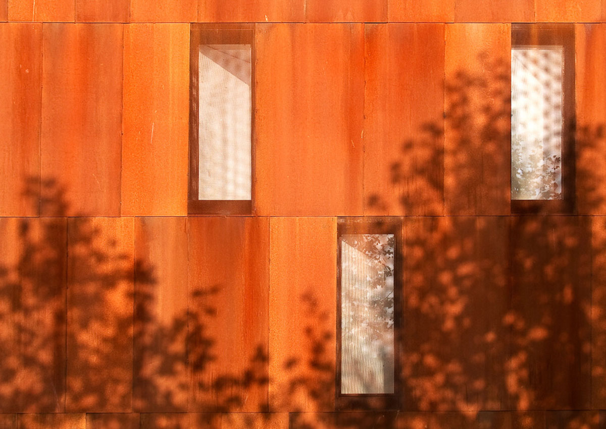 Vicens + Ramos clads the whole facade of Parish Church with ’corten-steel’ in Madrid