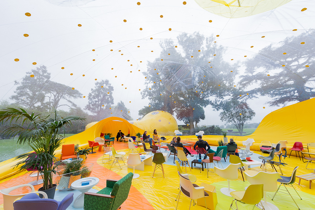 DOSIS installs an pneumatic architectural bubble for event spaces in London’s east park