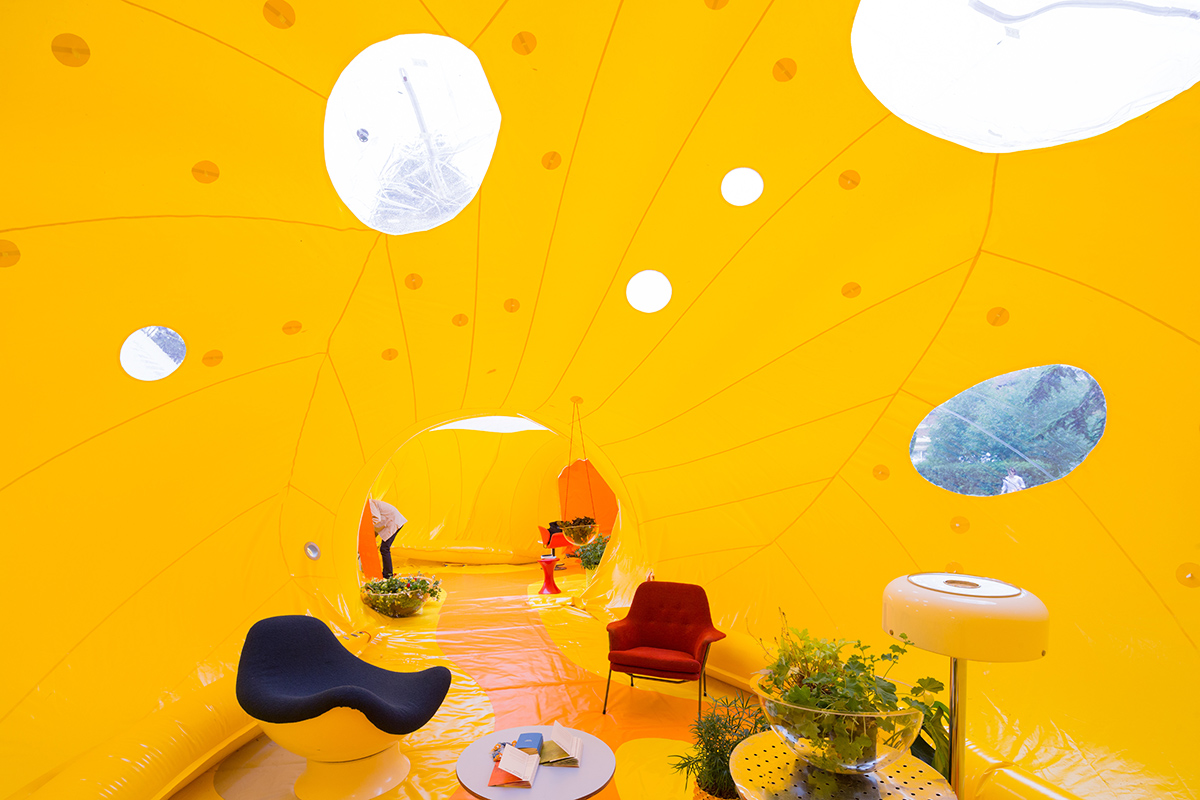 DOSIS installs an pneumatic architectural bubble for event spaces in London’s east park