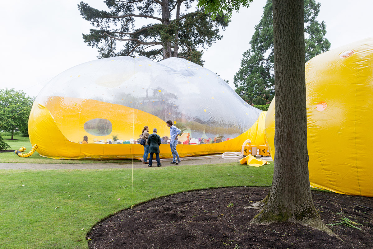 DOSIS installs an pneumatic architectural bubble for event spaces in London’s east park