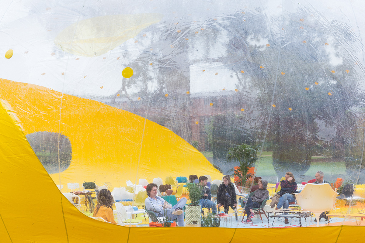 DOSIS installs an pneumatic architectural bubble for event spaces in London’s east park