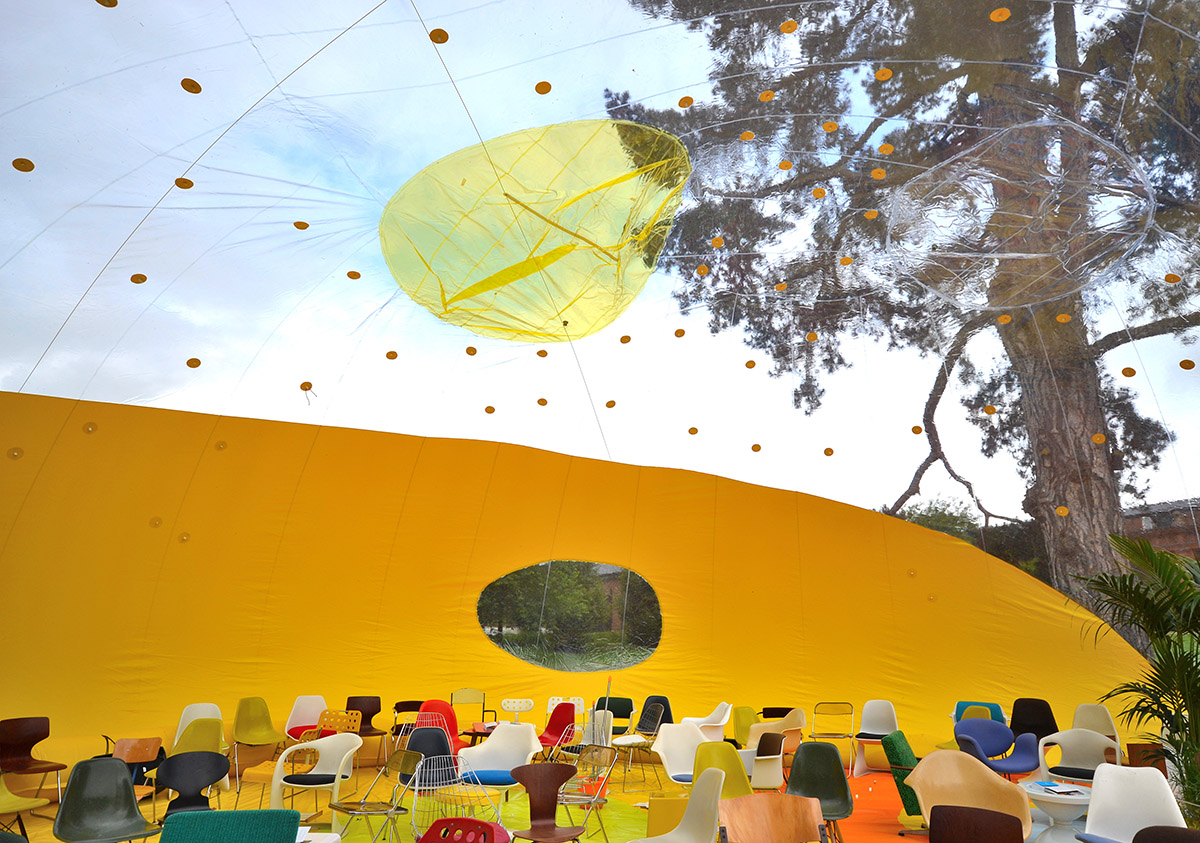 DOSIS installs an pneumatic architectural bubble for event spaces in London’s east park
