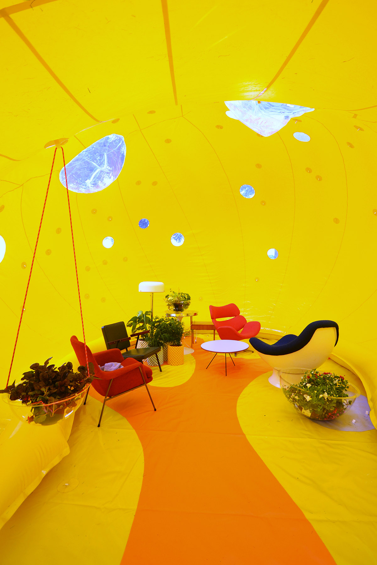 DOSIS installs an pneumatic architectural bubble for event spaces in London’s east park