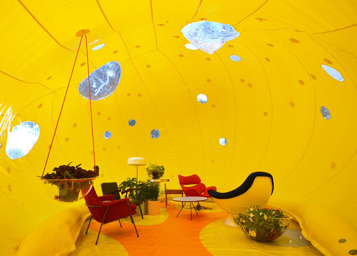 DOSIS installs an pneumatic architectural bubble for event spaces in London’s east park