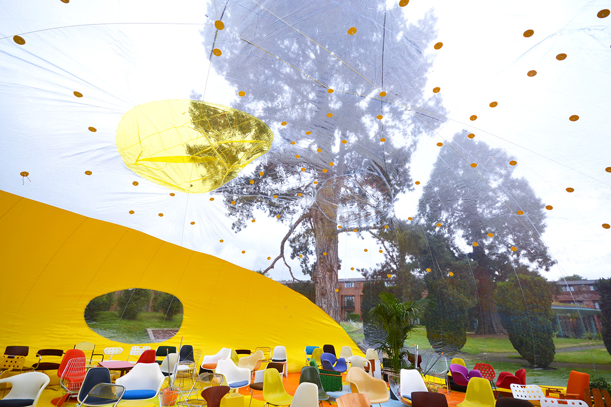 DOSIS installs an pneumatic architectural bubble for event spaces in London’s east park