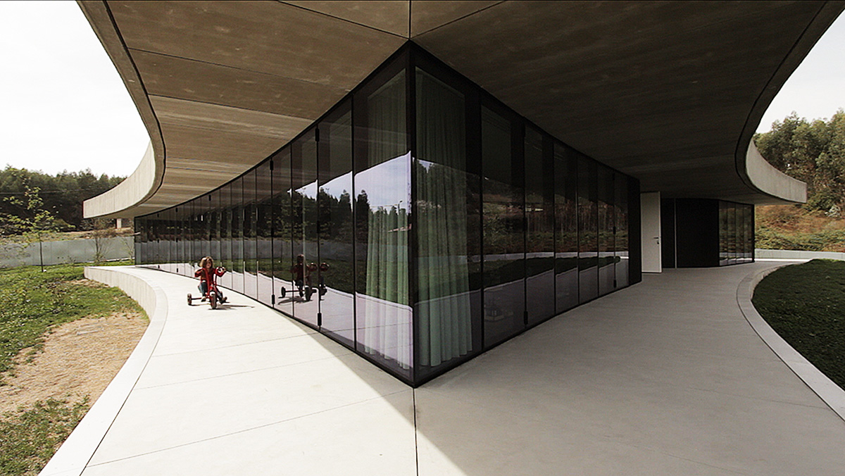 Building Pictures interprets fluidity of space in the new Cabo de Vila video inspired by The Shinning