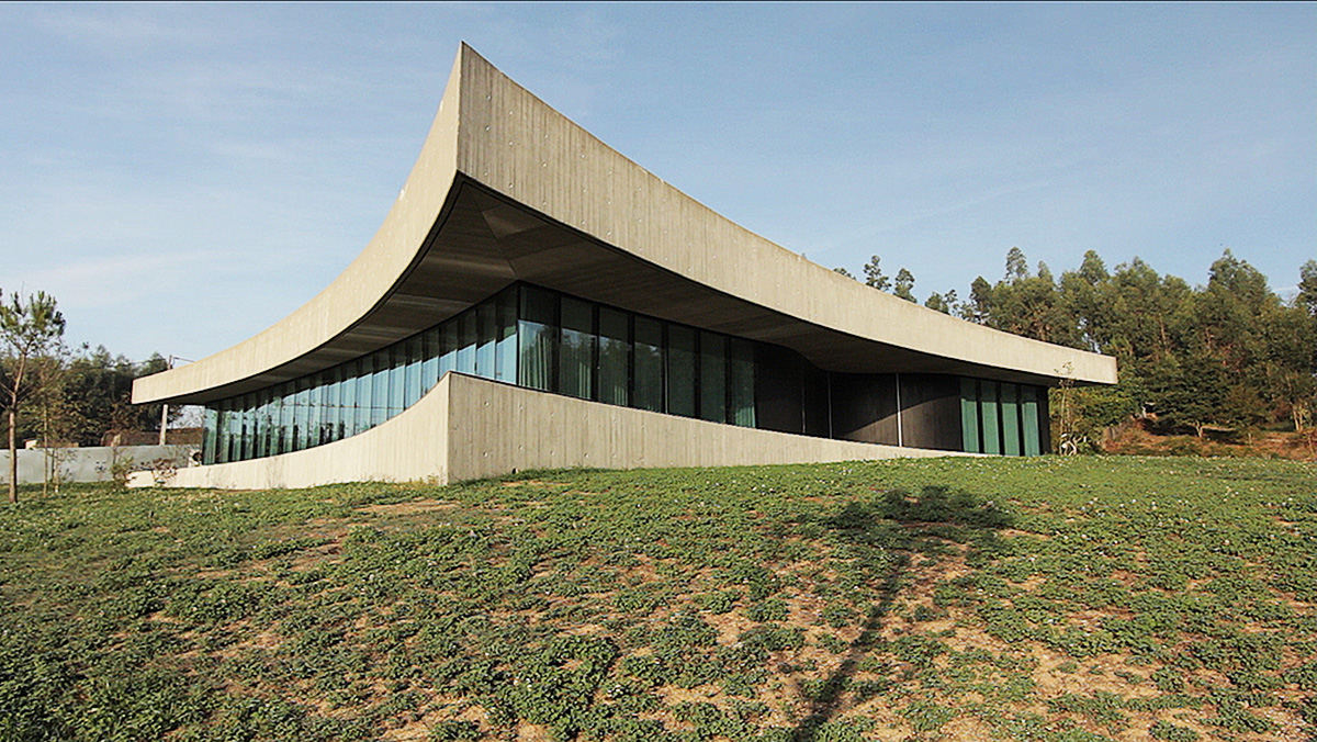 Building Pictures interprets fluidity of space in the new Cabo de Vila video inspired by The Shinning