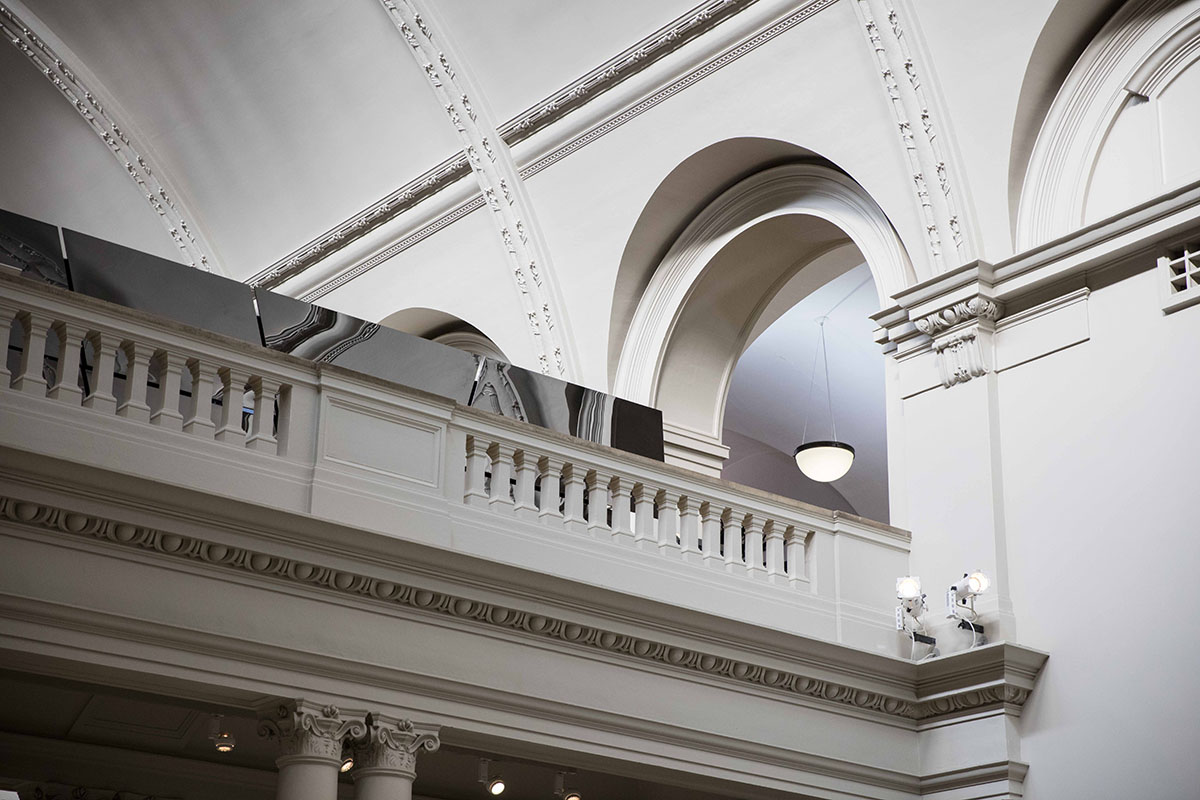Tabanlıoğlu Architects anatomizes Madonna in a Fur Coat novel with a 13-metre-long mirrored black box
