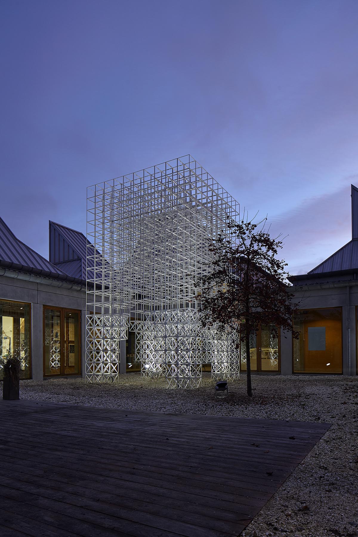 SOM installs lattice-formed Christmas Tree at Utzon Center in Denmark