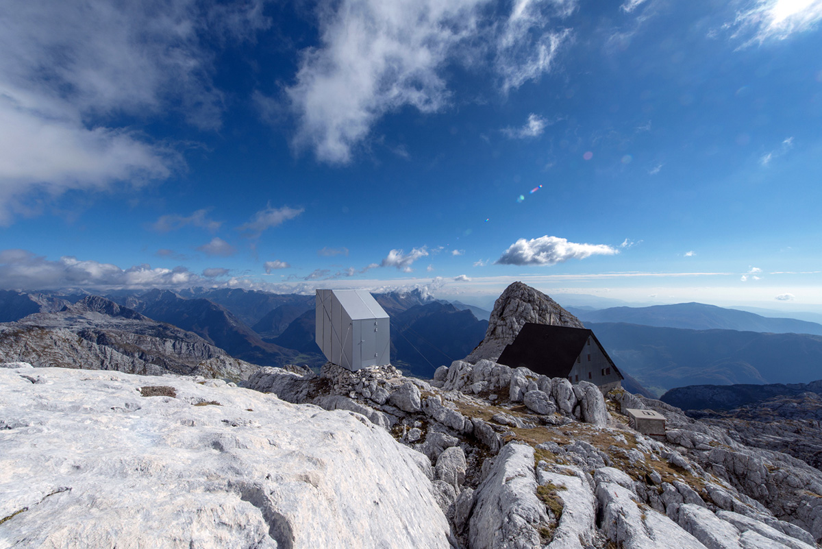 This Winter Cabin by OFIS Architects resists to gravity on Slovenia&rsquo;s rocky mountains