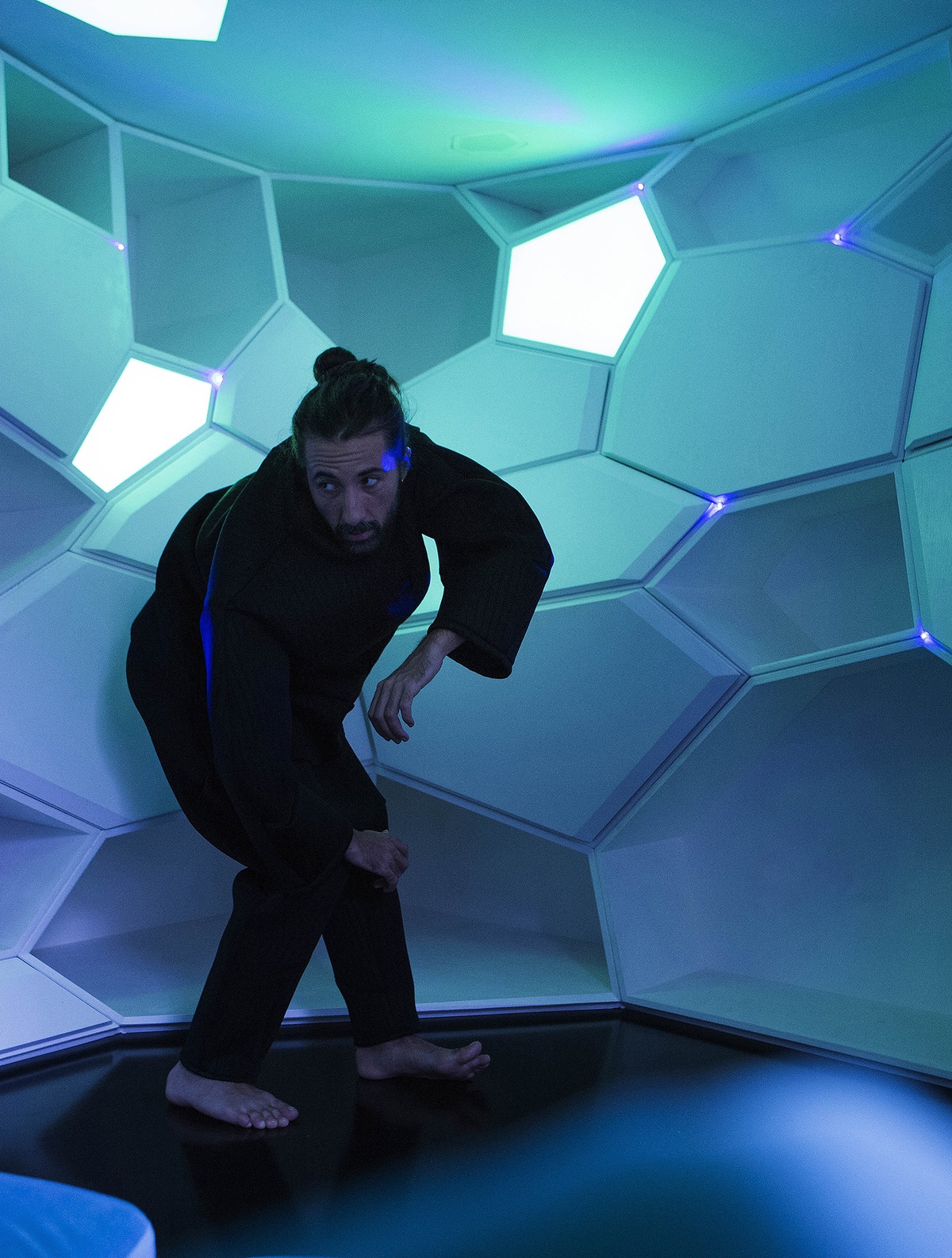 GG-loop’s ’The Infection’ covers the whole walls of the apartment as a multi-sensorial intervention