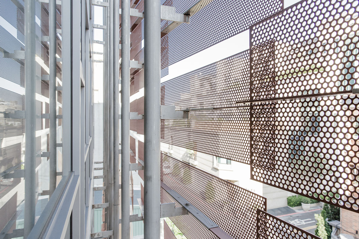 MAYU architects+ adds copper-coloured featherlike screen to main facade of Tung-Men Holiness Church