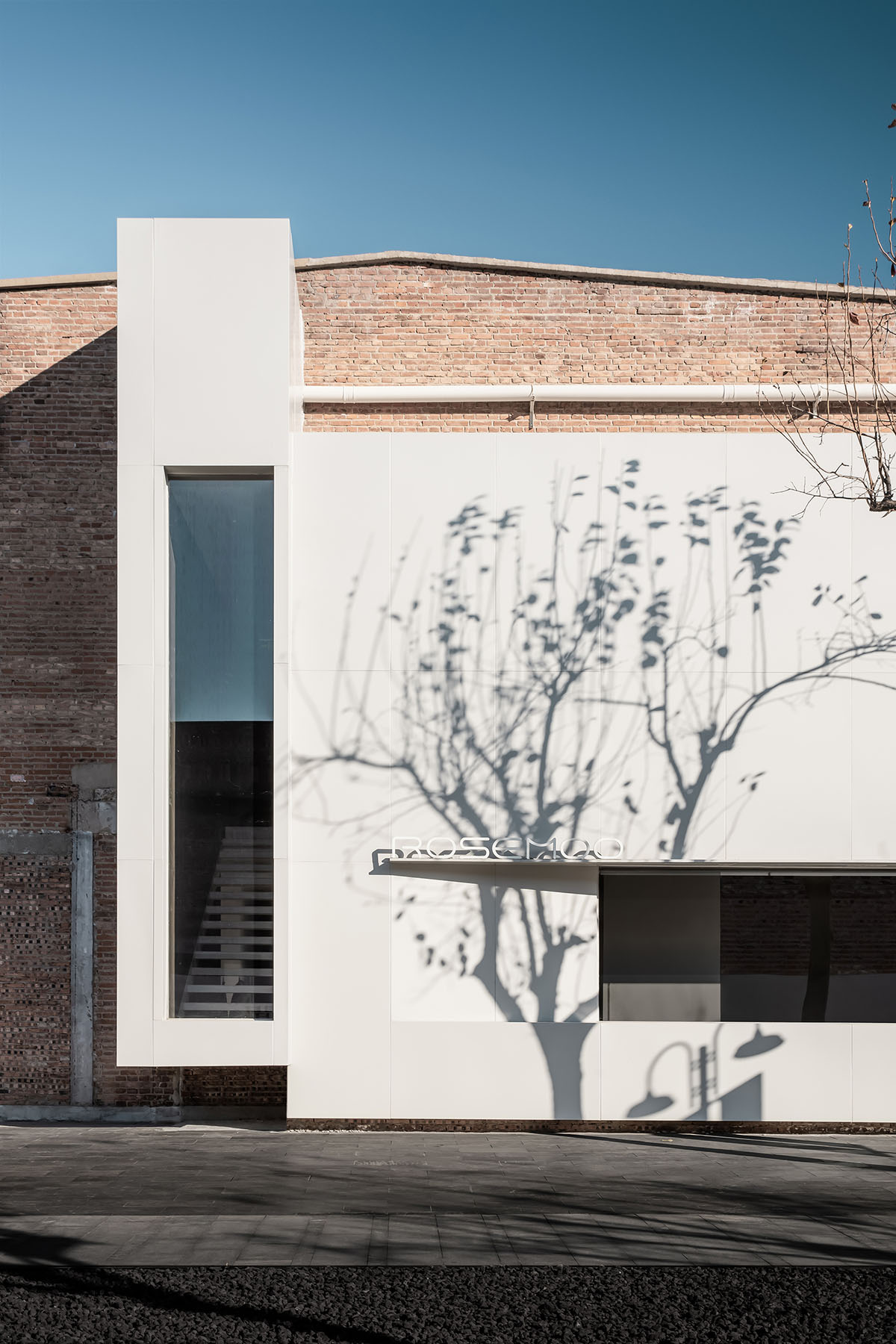 Cun Design completes ROSEMOO Headquarters Office with white linear volume in Beijing