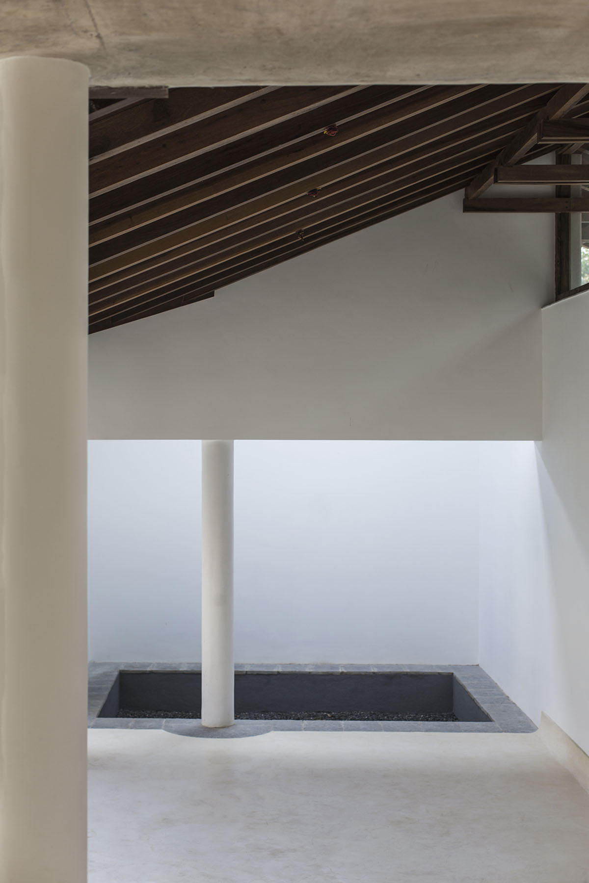 Field Atelier built house with free flowing internal courtyards in North Goa, India