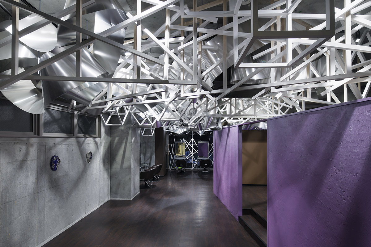 Moriyuki Ochiai creates infinite 3D surface by using thousands of aluminum sheets in a beauty salon