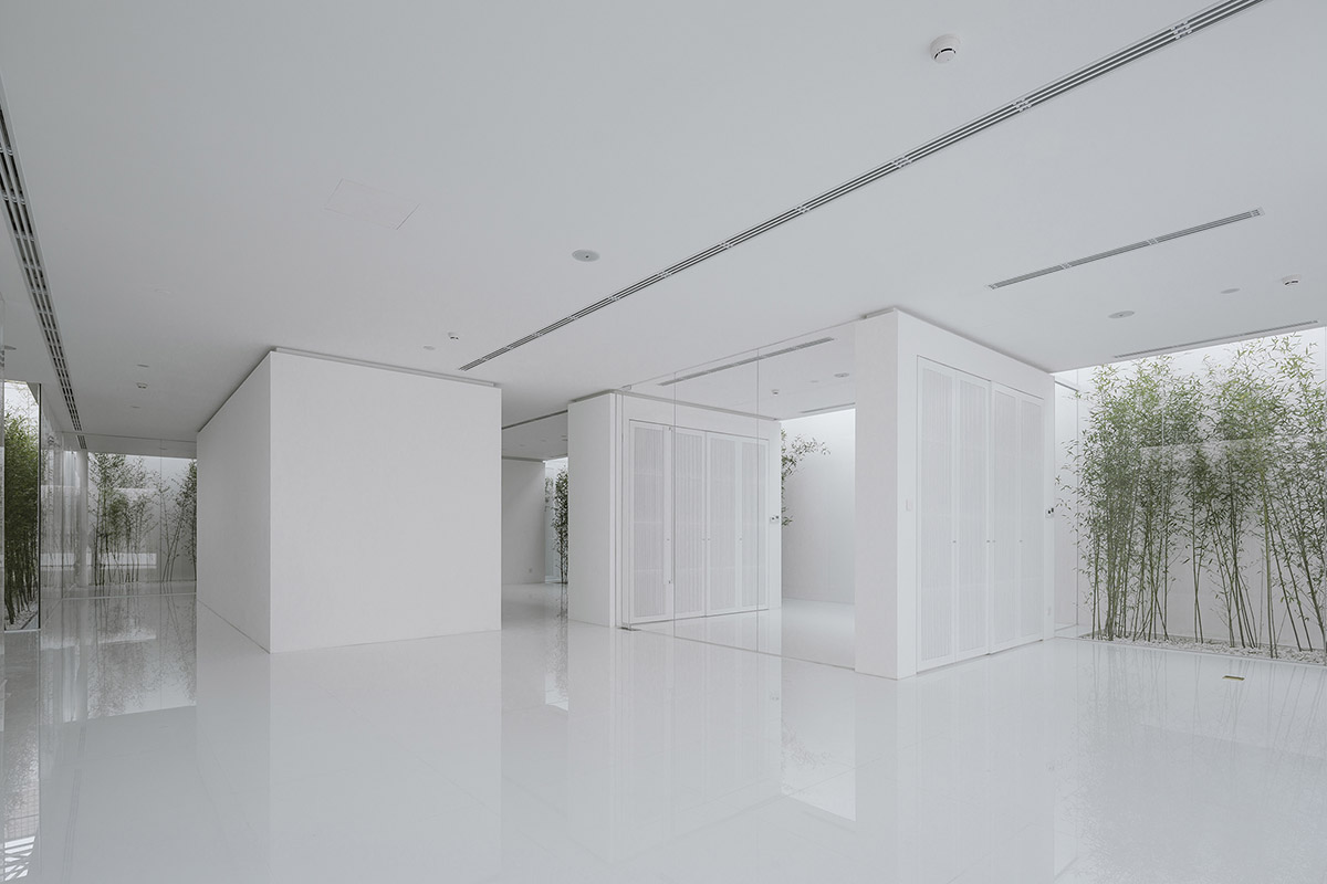 V Studio wraps the whole interior facade of this private residence with bamboo forest in China