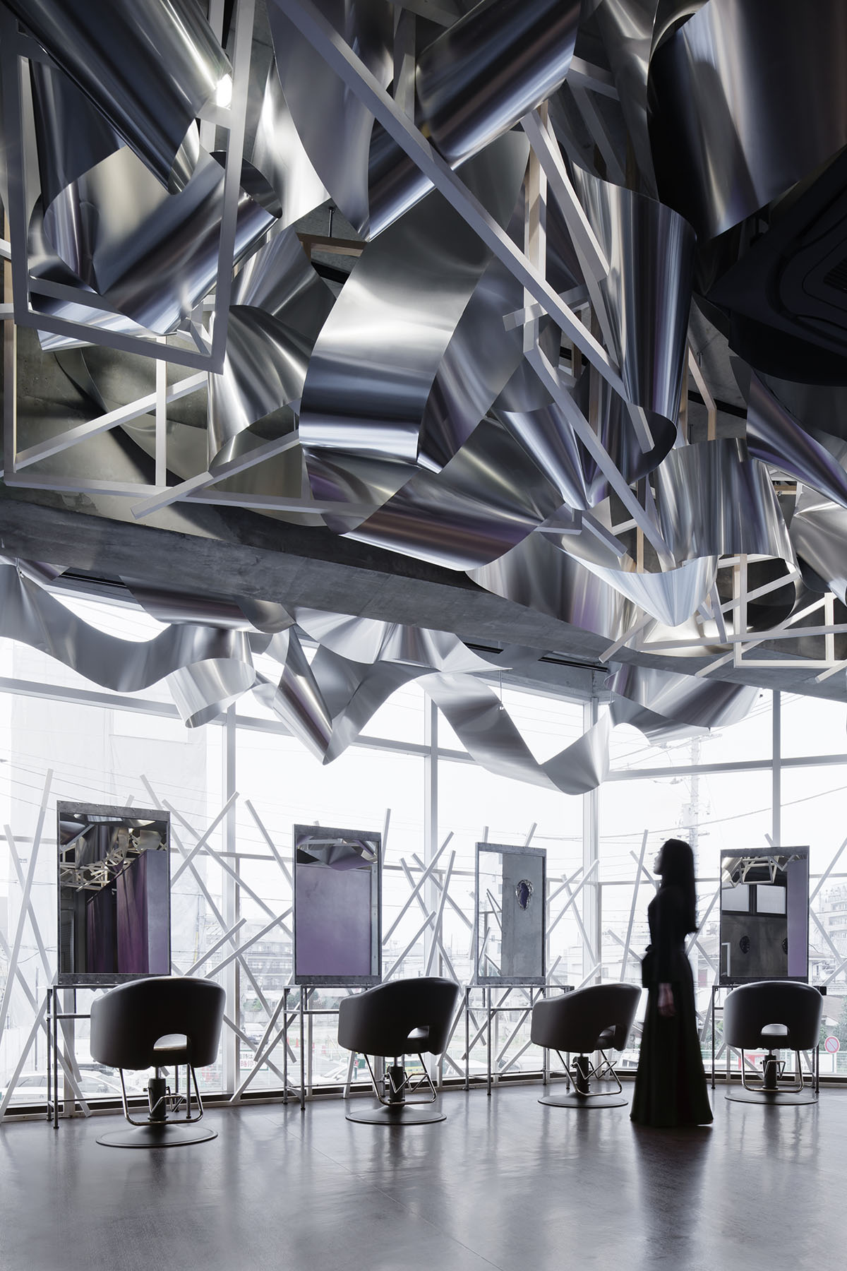 Moriyuki Ochiai creates infinite 3D surface by using thousands of aluminum sheets in a beauty salon