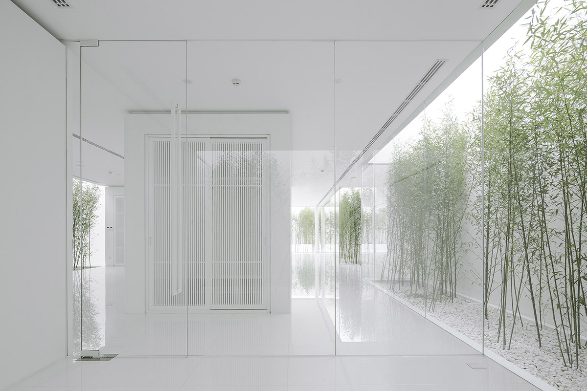 V Studio wraps the whole interior facade of this private residence with bamboo forest in China