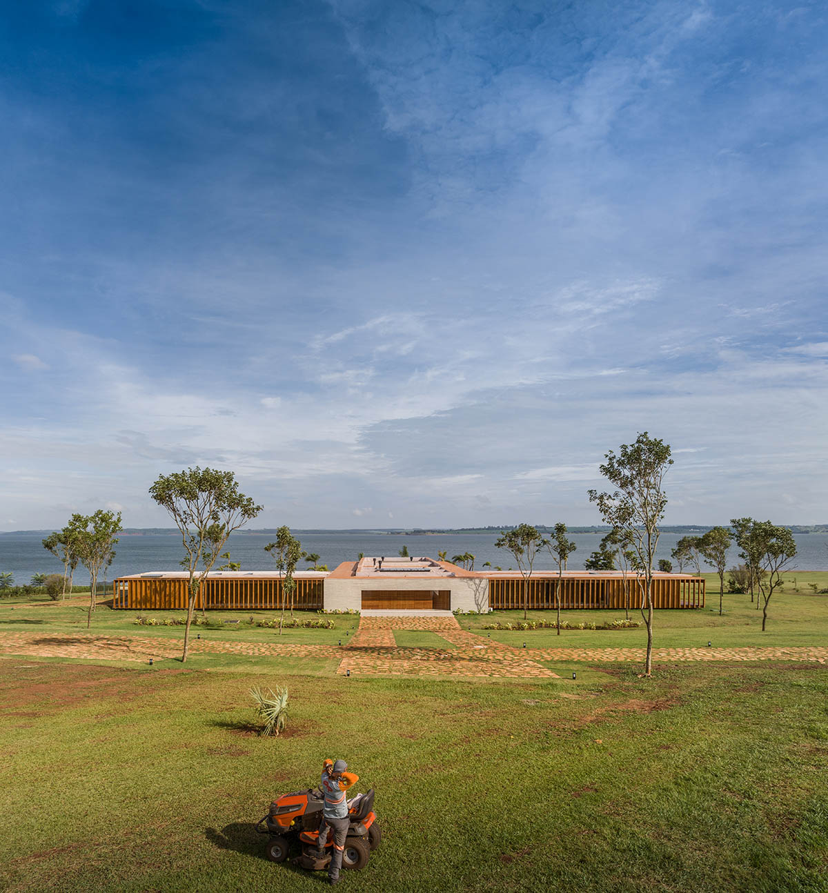 T-shaped weekend house by mf+arquitects is blended with its natural surroundings in São Paulo 